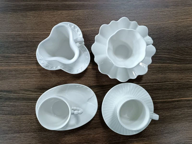 Uregelmessig kopp og tallerken